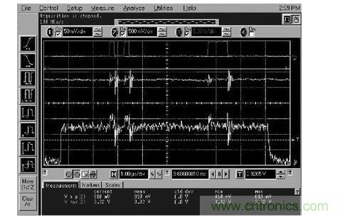 在此示波器照片中，最上面的波形取自JP1(到數(shù)字電位器的數(shù)字碼)，第二個波形取自JP5(相鄰模擬走線上的噪聲)，最下面的波形取自TP10(16位D/A轉(zhuǎn)換器輸出端的噪聲)。
