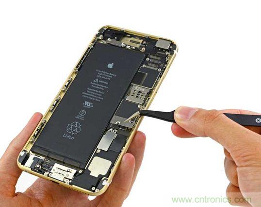 與iPhone 5S相比，電池尺寸更大，電池效率提高了16%。整部手機(jī)看起來就像一件藝術(shù)品，但看不到太多的內(nèi)部構(gòu)造。（來源：iFixit）